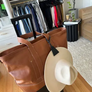 The Lasso TOPTOTE Hat Clip