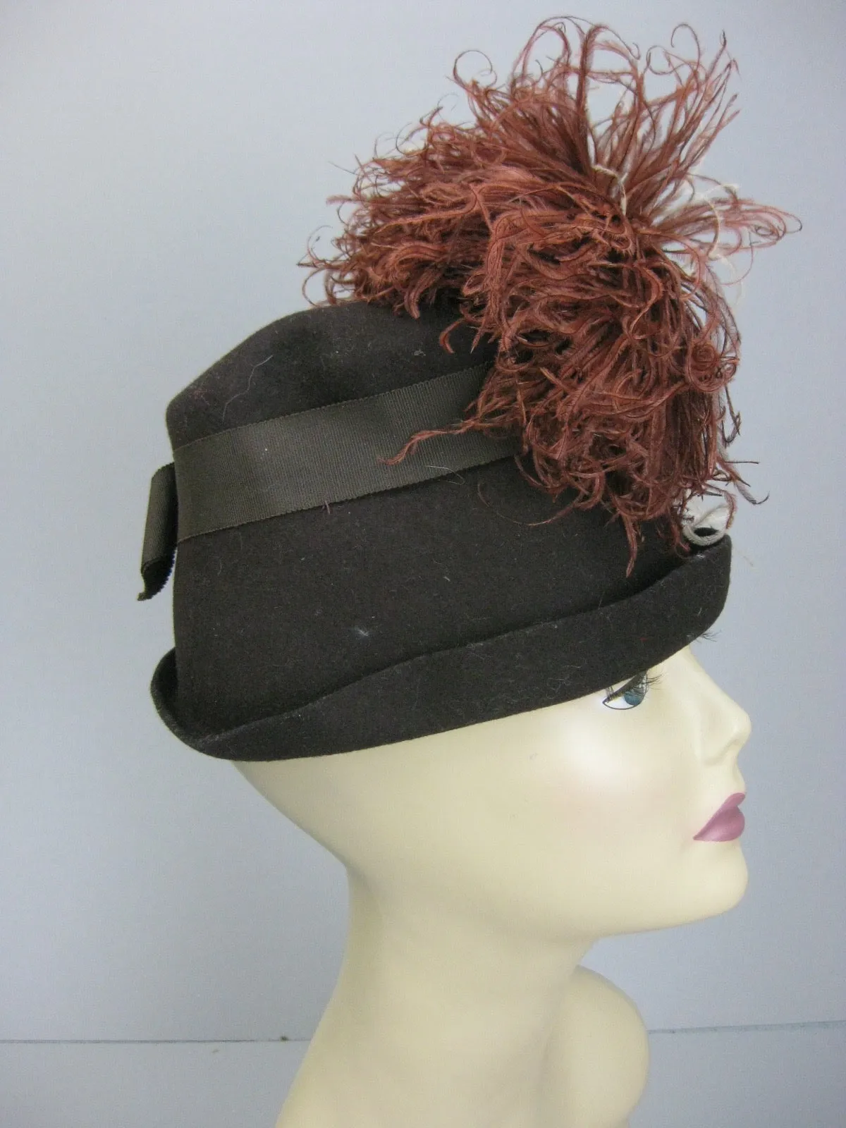 Vintage 20s 30s wool felt hat with feathers