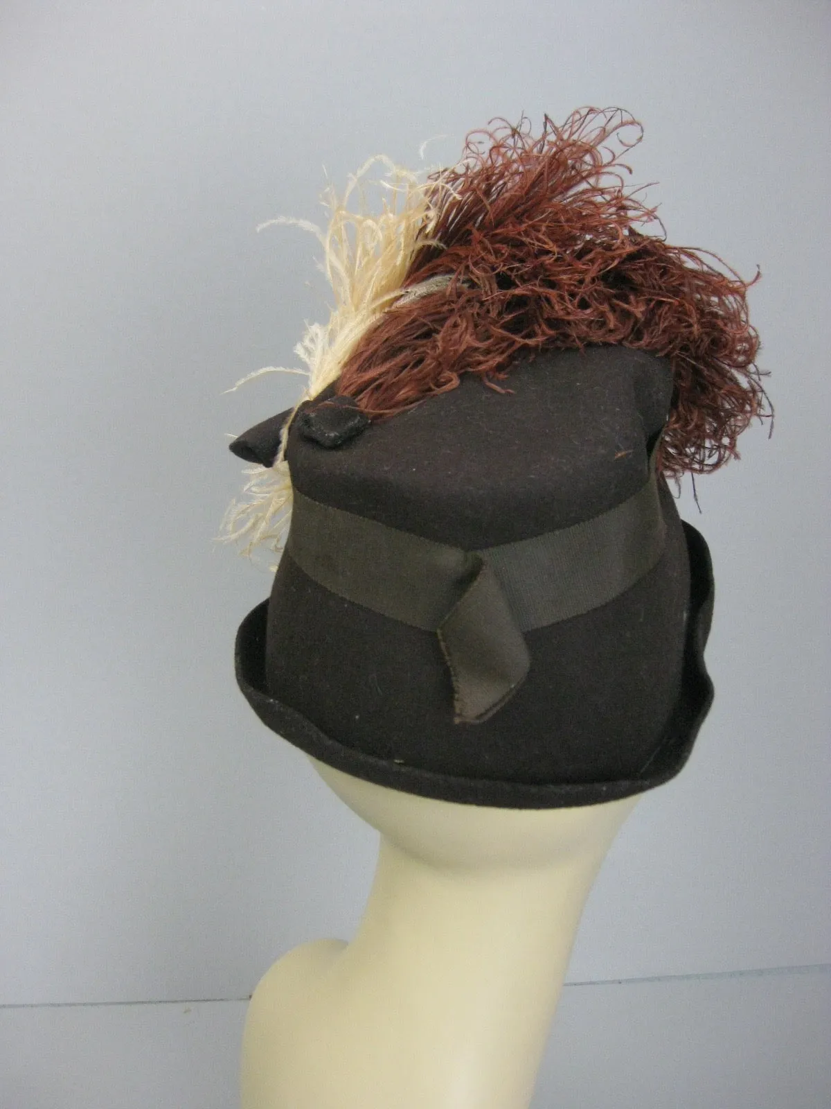 Vintage 20s 30s wool felt hat with feathers